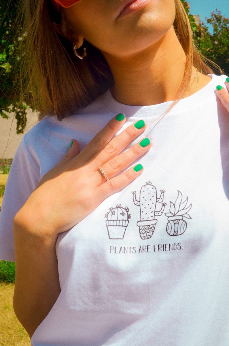 Plants are Friends | 100% organic cotton t-shirt | Sustainable & vegan | Unisex